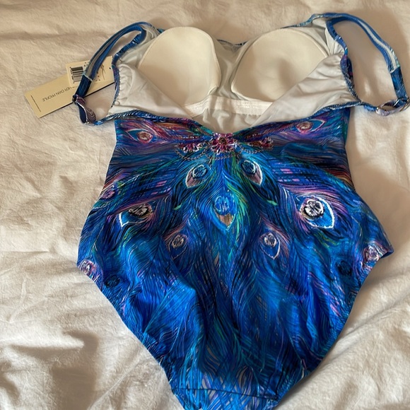 One peace swim suit. Women - Picture 6 of 10